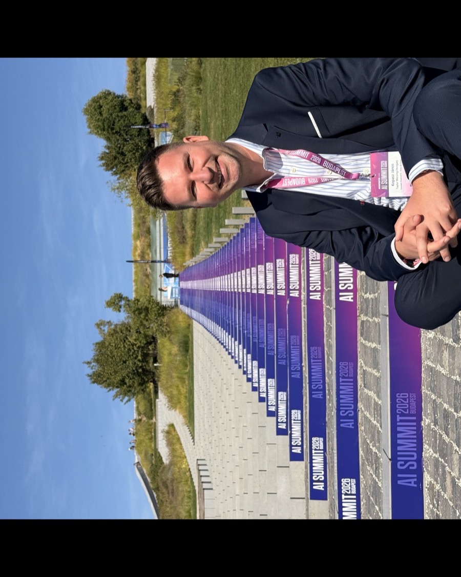 Dr. Kopasz János az AI Summit Budapest 2026 feliratú lépcsősoron a Városligetben, az előadás után